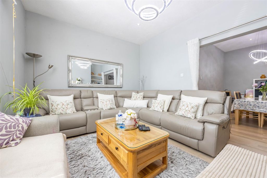 Property photo 2 of 23 Lounge