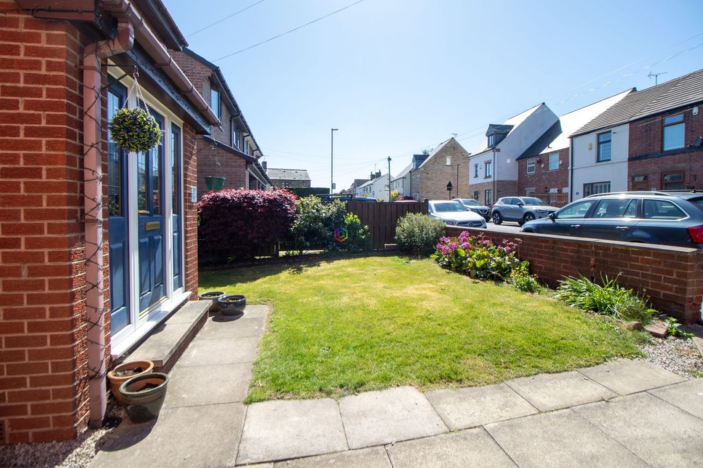 Property photo 1 of 18 Front Garden