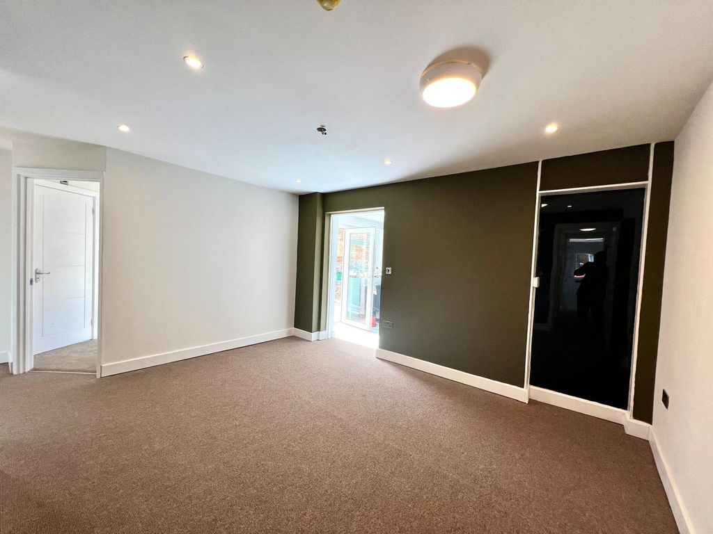 Property photo 2 of 28