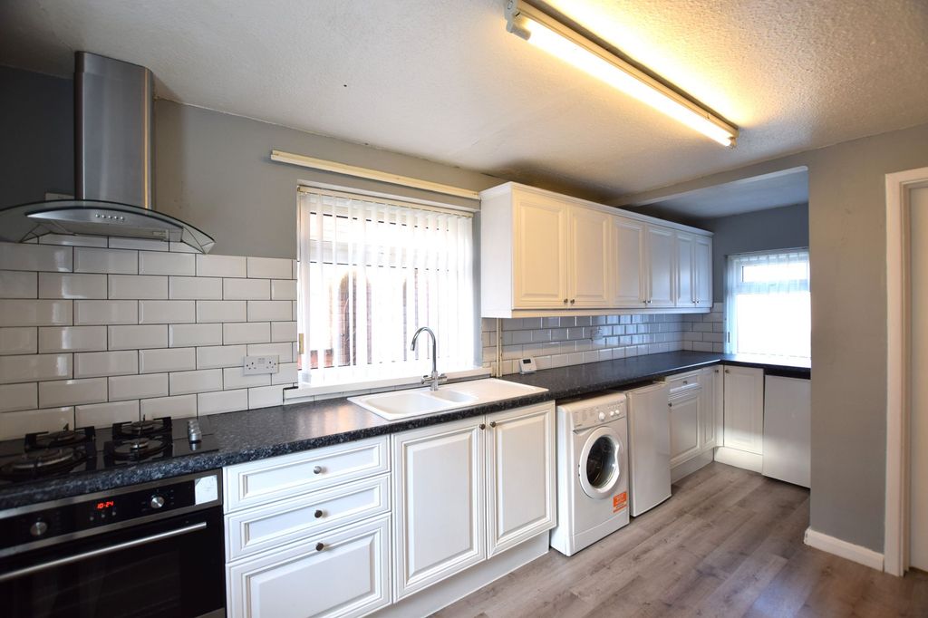 Property photo 2 of 9 Kitchen