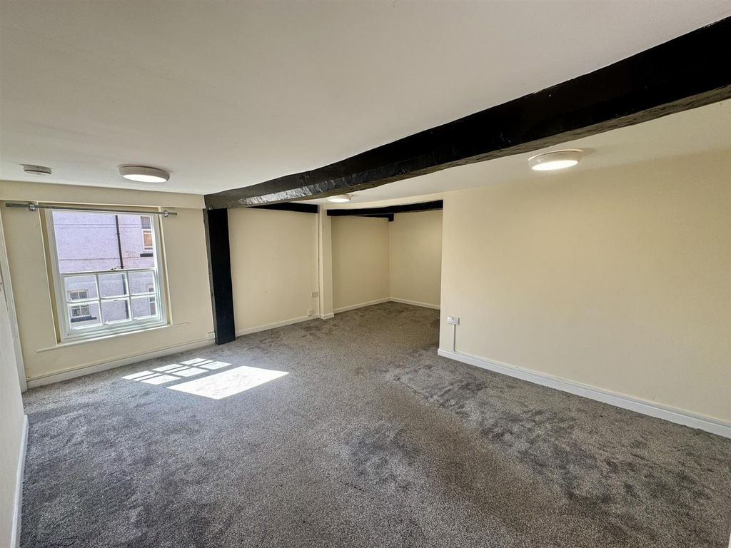 Property photo 3 of 10 Living Room (2/3)