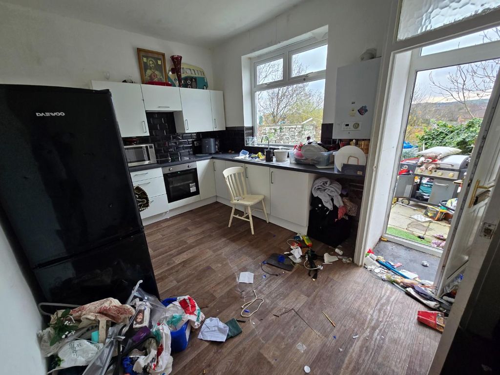 Property photo 3 of 8 Kitchen