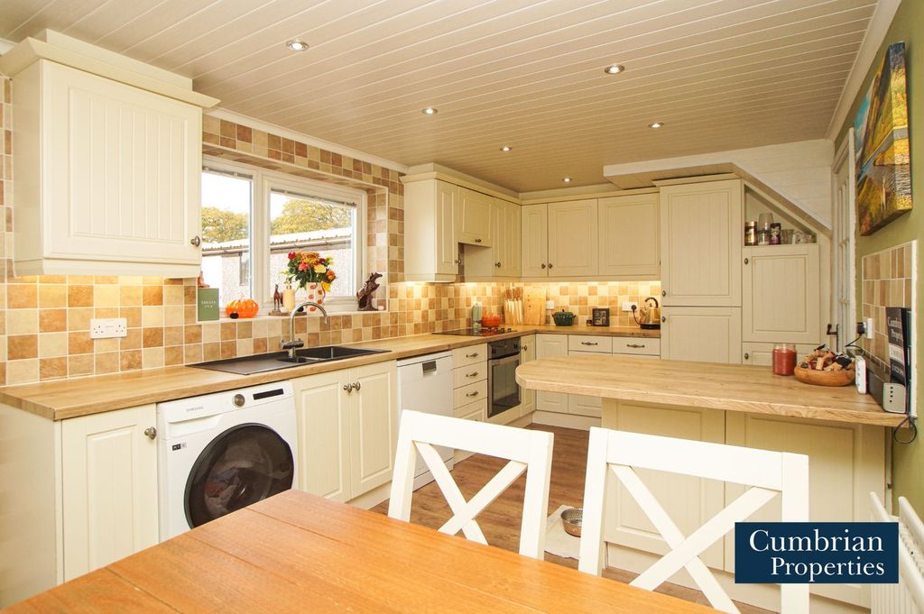 Property photo 2 of 18 Dining Kitchen