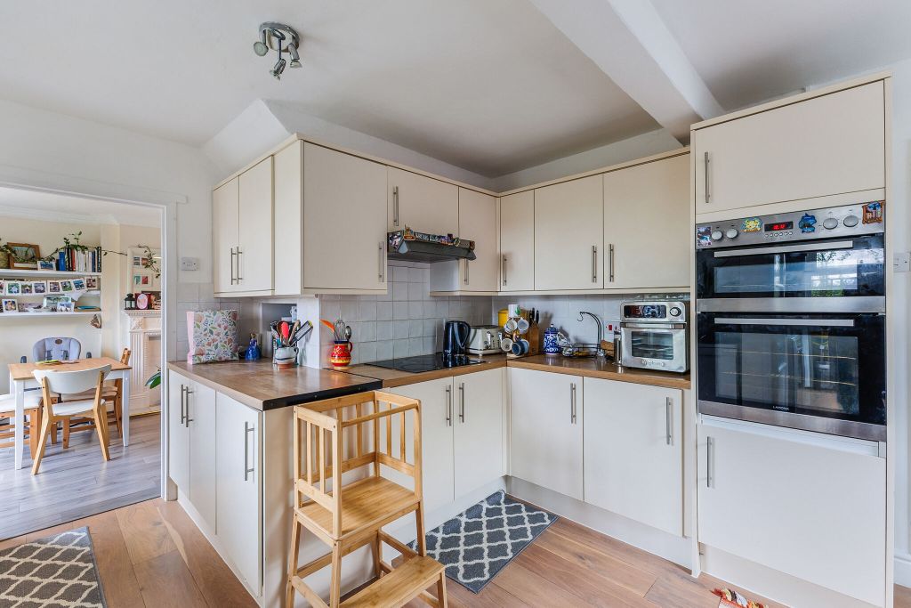 Property photo 3 of 8 Kitchen