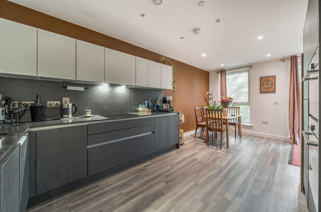 Property photo 2 of 16 1372043-14-68F9F6...