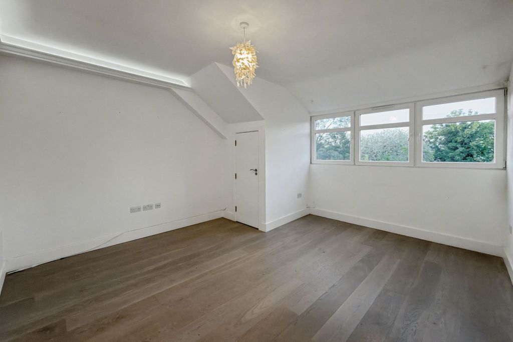 Property photo 2 of 15 Flat D, 40 Great North Road, Highgate, London, N6 4Lu