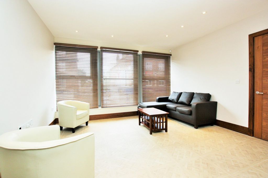 Property photo 2 of 9 (Main)