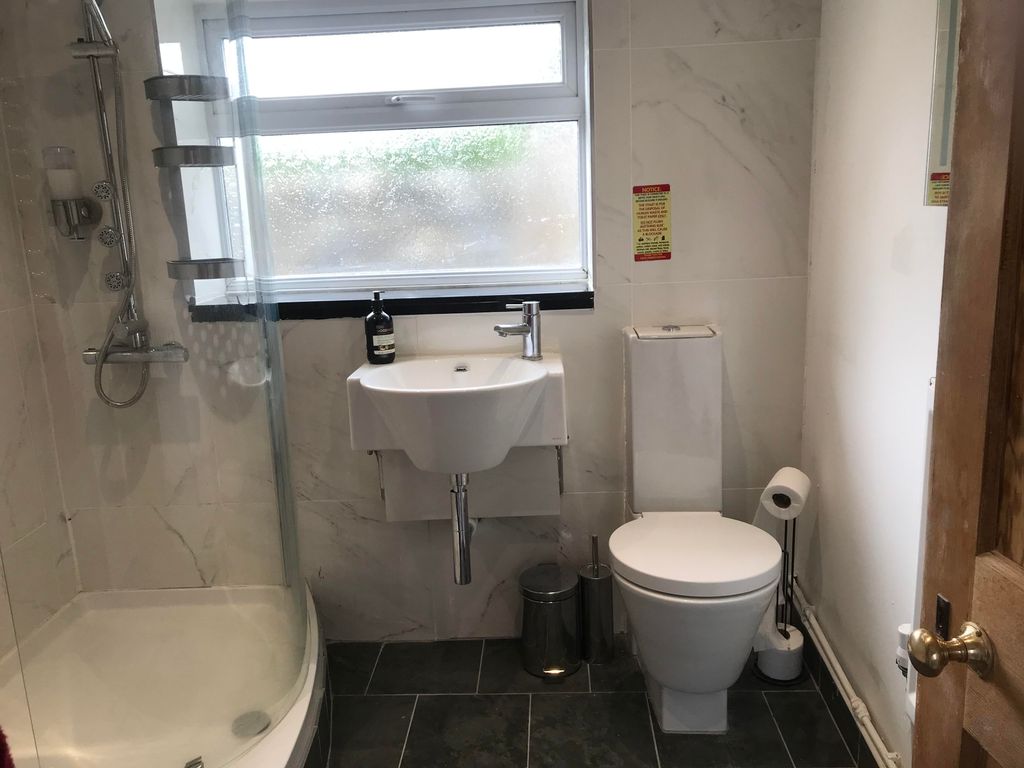2 bed flat for salePenisarwaun, Penisarwaun, Caernarfon LL55 photo 5