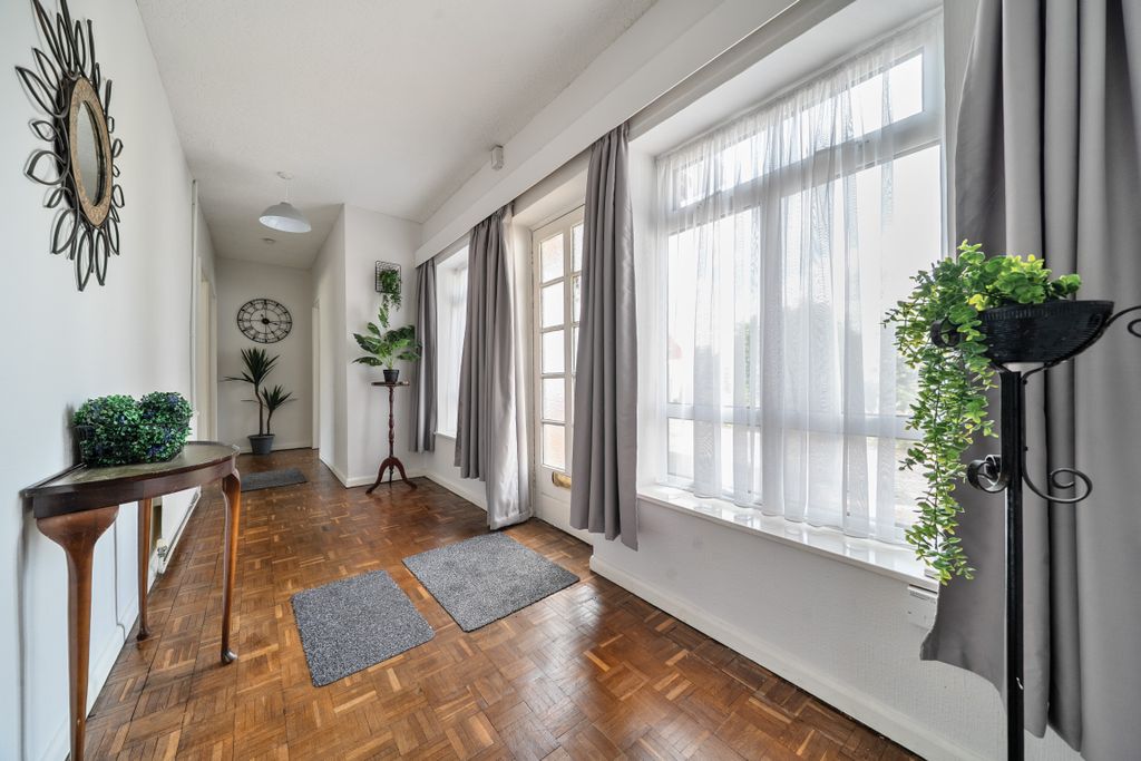 Property photo 2 of 15 Entrance Hall