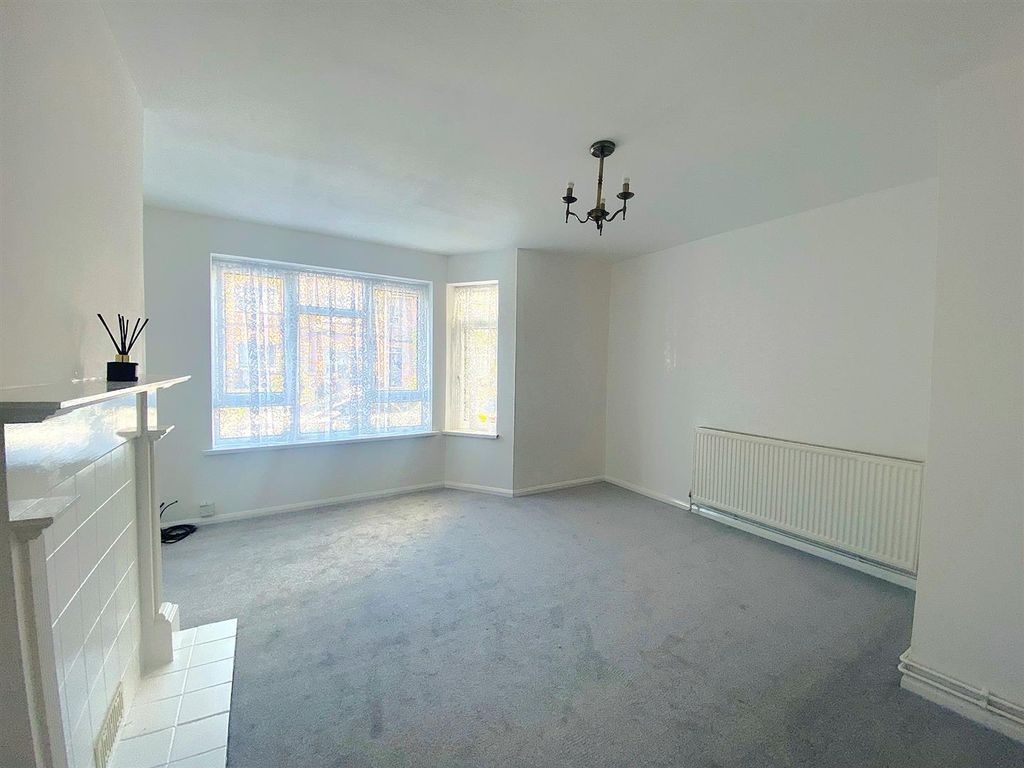 Property photo 2 of 10 32C St James Rd - Lounge2.Jpg