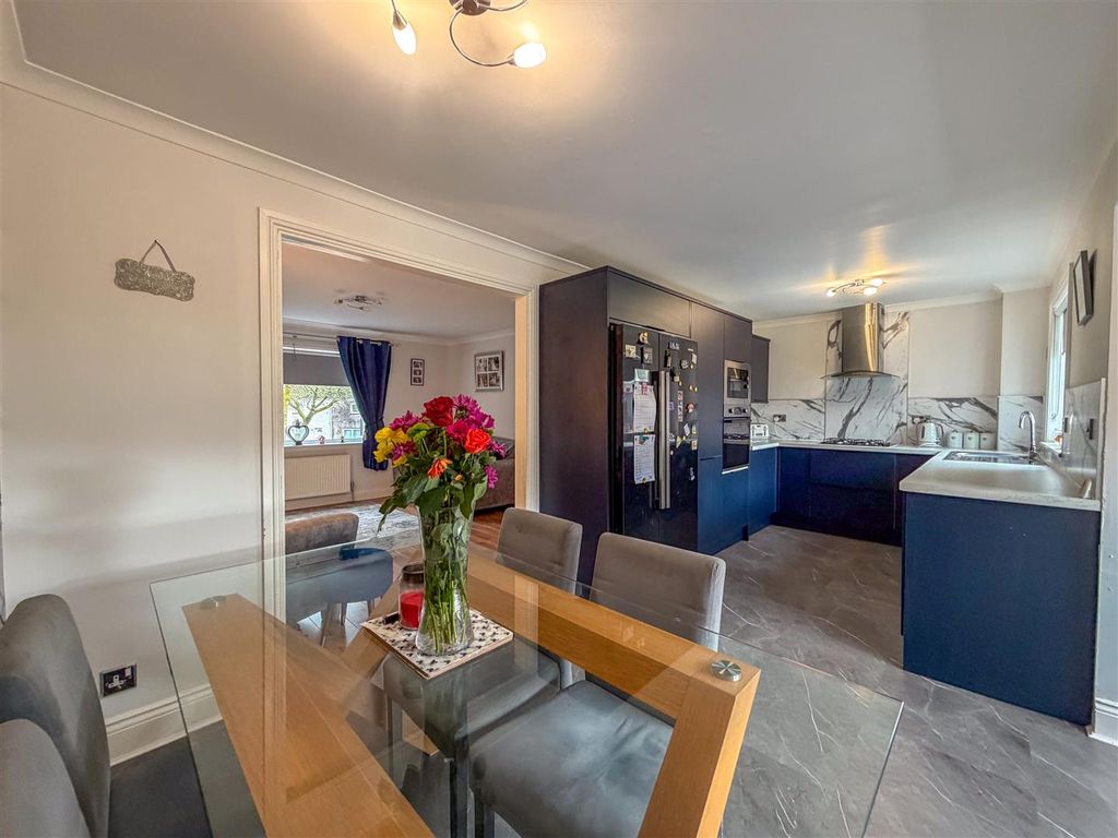 Property photo 3 of 20 Dining Kitchen