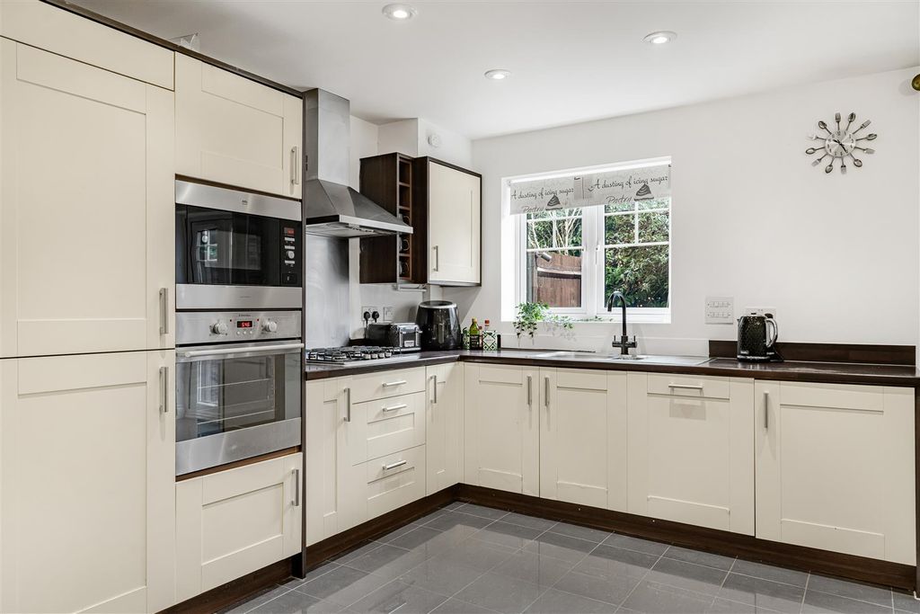 Property photo 3 of 16 Kitchen/Dining