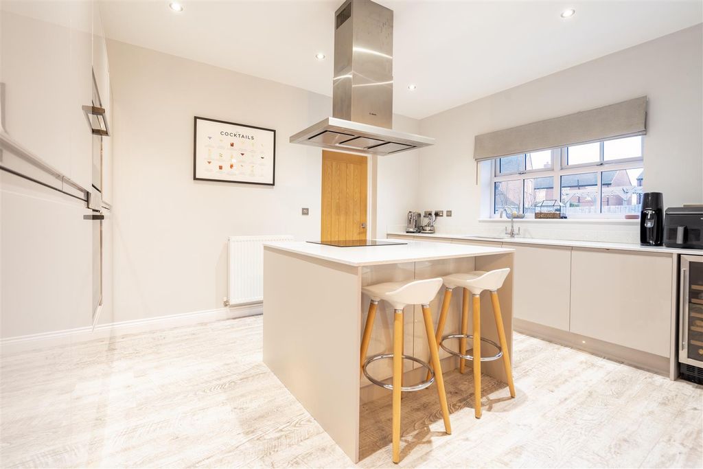 Property photo 2 of 11 Kitchen