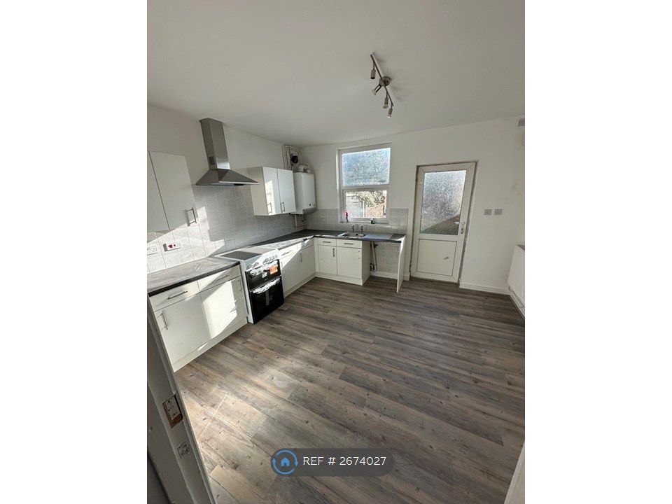 Property photo 3 of 9 Kitchen