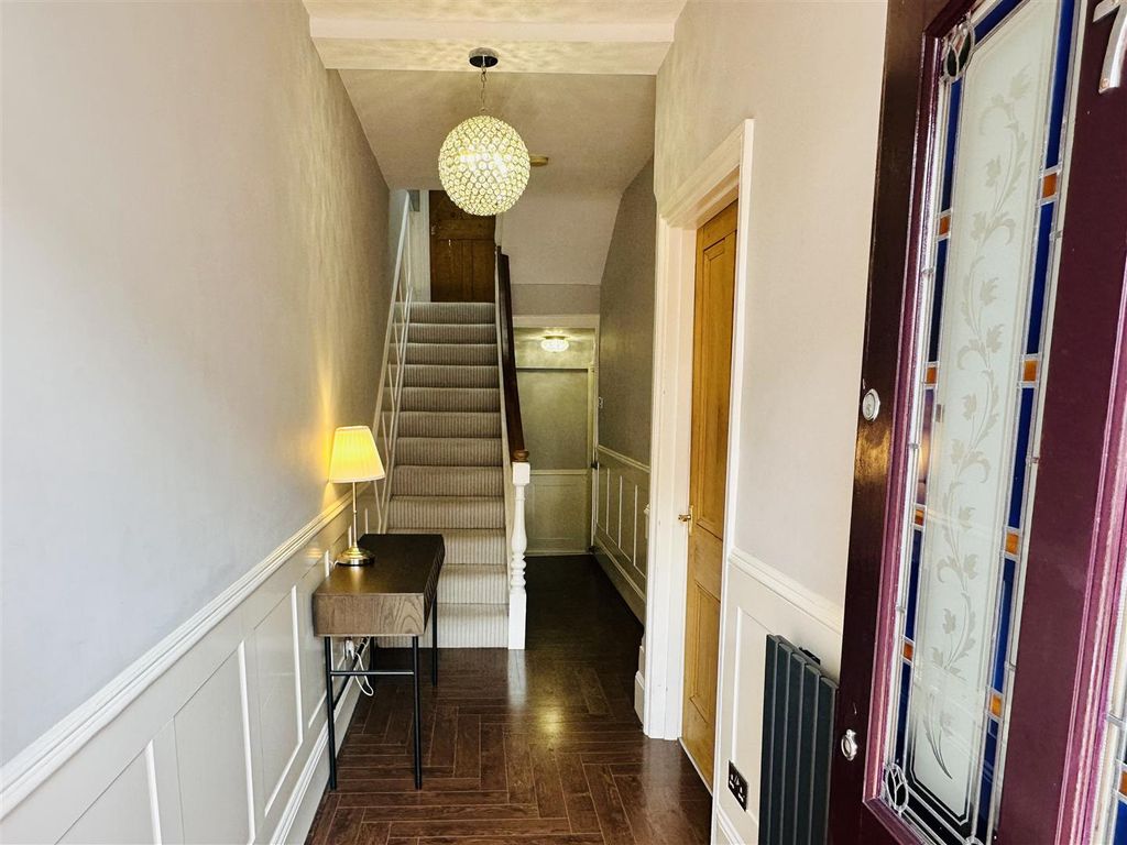 Property photo 3 of 20 Entrance Hallway