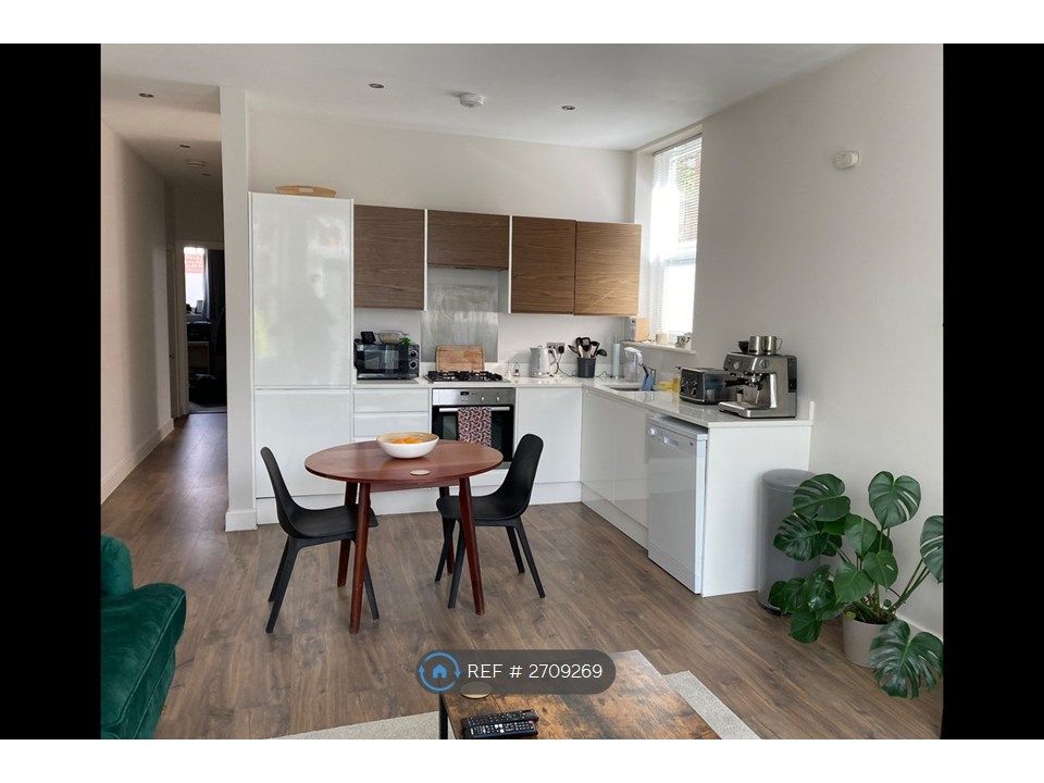 Property photo 1 of 12 Fully Fitted Kitchen