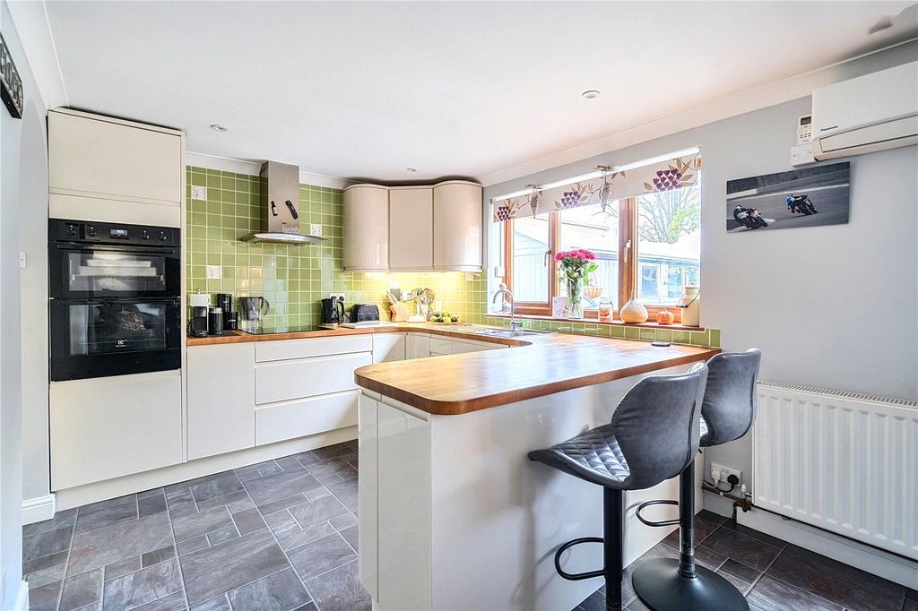 Property photo 3 of 32 Kitchen