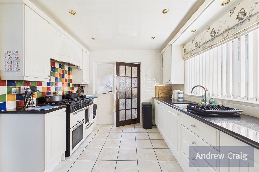 Property photo 3 of 16 Kitchen