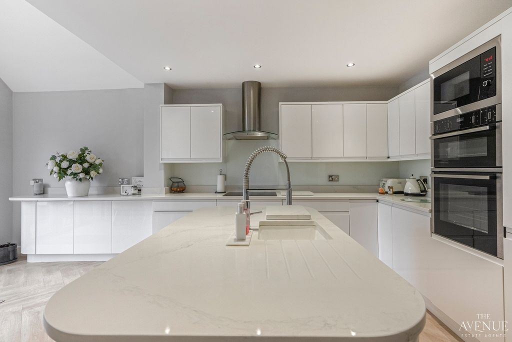 Property photo 3 of 21 4796307