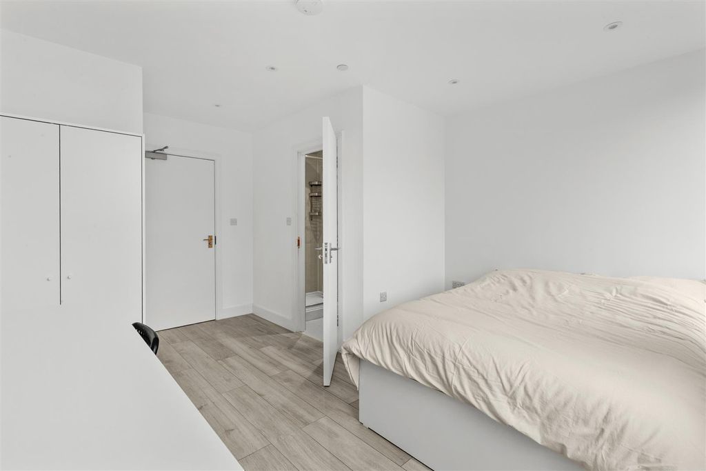 Property photo 2 of 5 Room