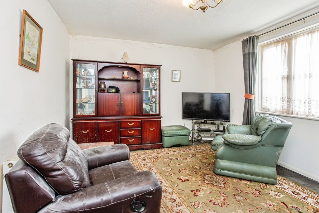 Property photo 2 of 17 Lounge