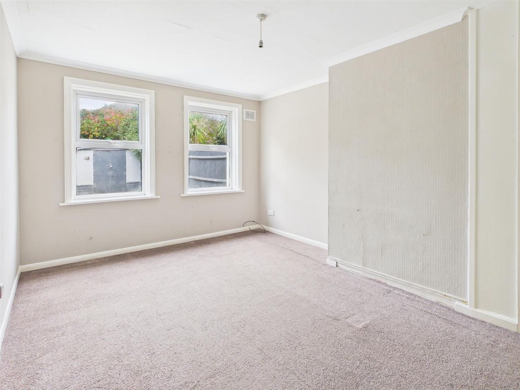 Property photo 2 of 11 Lounge.Jpg