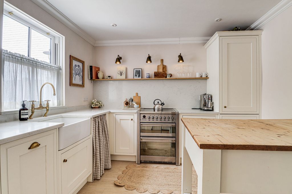 Property photo 3 of 19 Kitchen