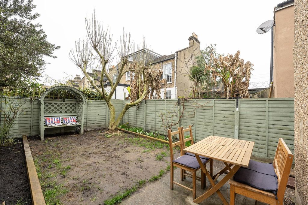 Property photo 3 of 21 Cann Hall Road, E11