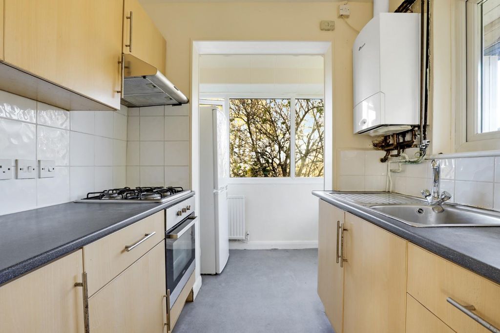 Property photo 1 of 15 04-4E78Jhpropworld - 142 Moremead Road - 28.Jpg