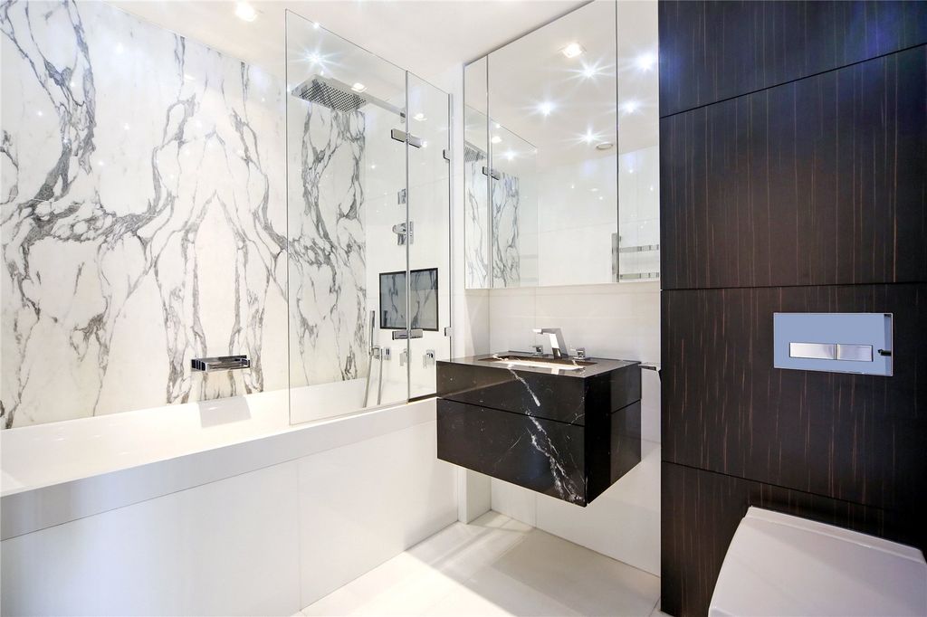 Property photo 3 of 12 Bathroom