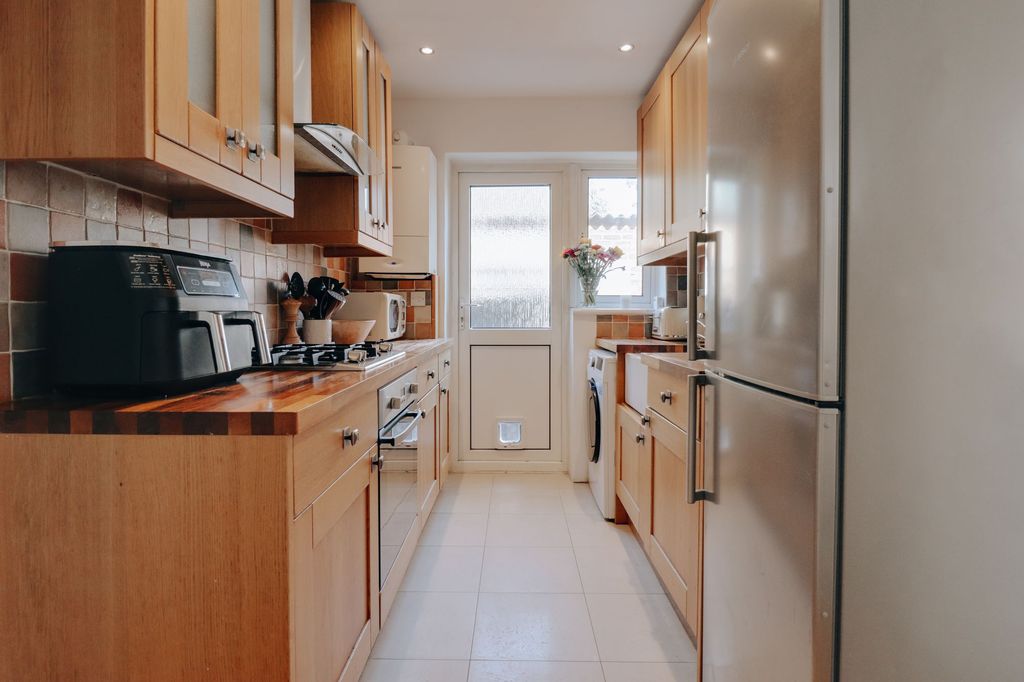 Property photo 3 of 11 Kitchen