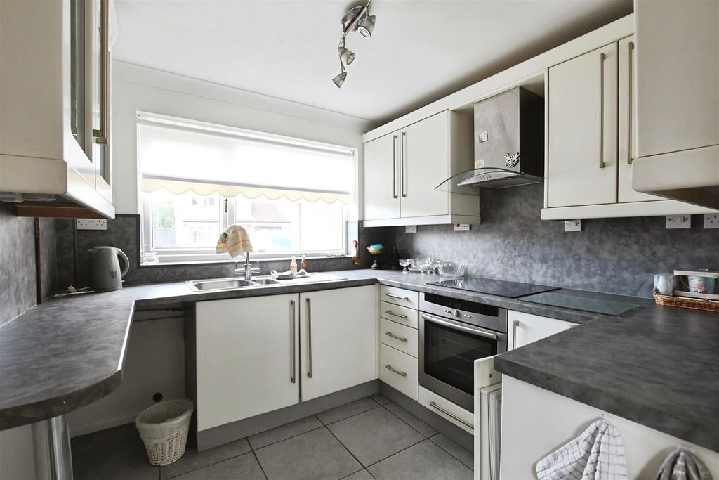 Property photo 3 of 18 Fitted Kitchen