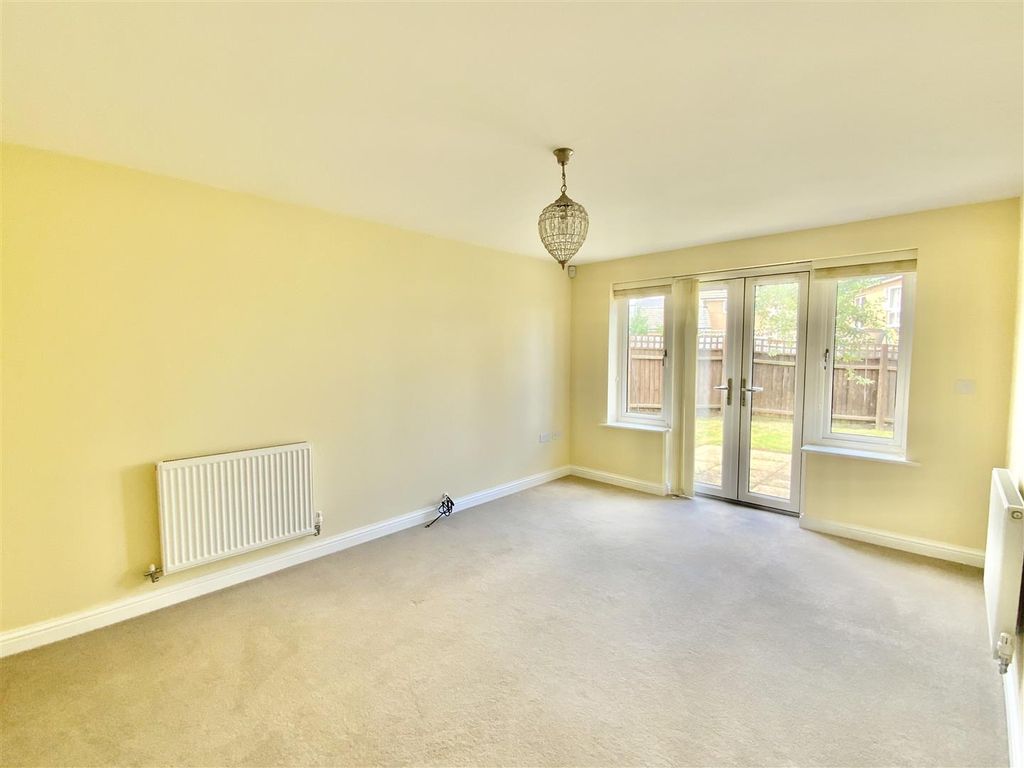 Property photo 2 of 17 Living Rom