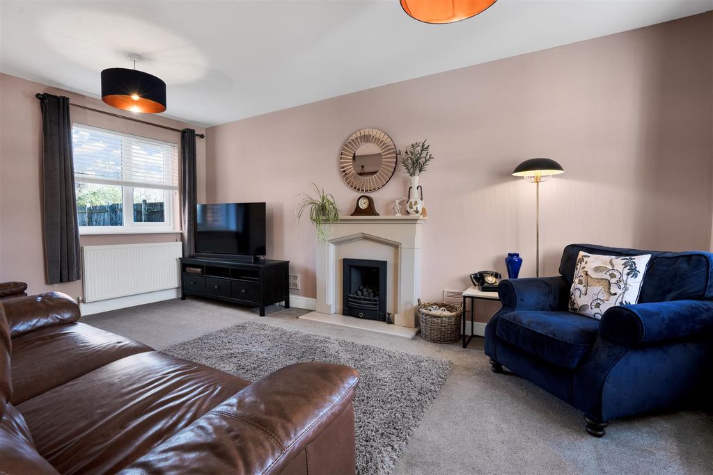 Property photo 3 of 16 Sitting Room