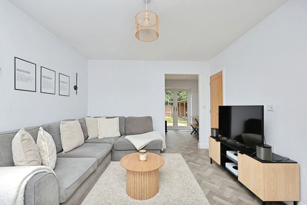 Property photo 3 of 19 Pbox-Img.Jpg