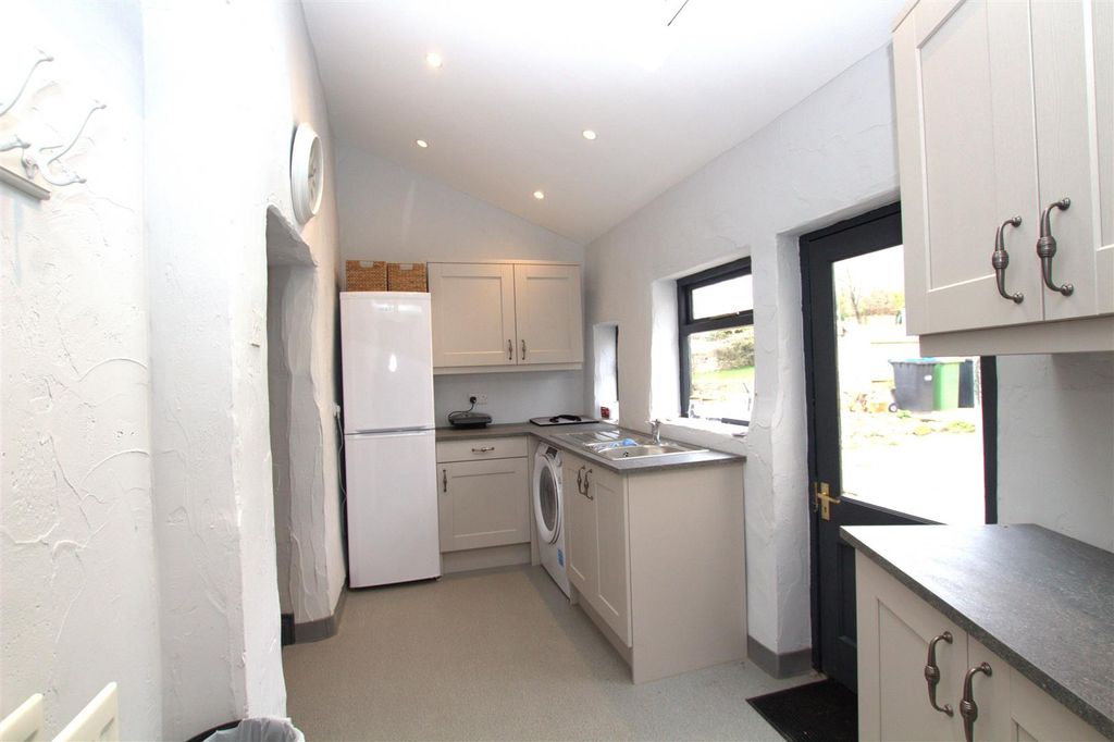 Property photo 3 of 11 Kitchen 2.Jpg