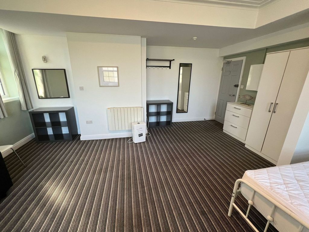 Property photo 3 of 20 Room 2