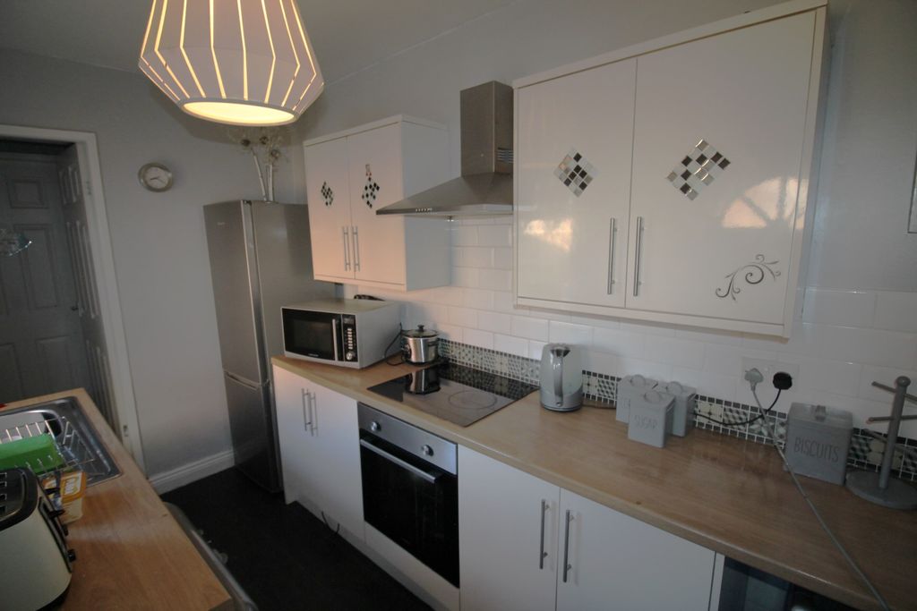 Property photo 2 of 10 Kitchen