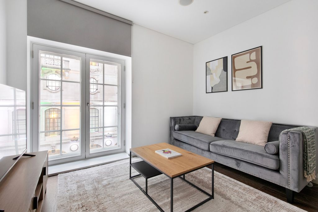 Property photo 1 of 18 Living Room