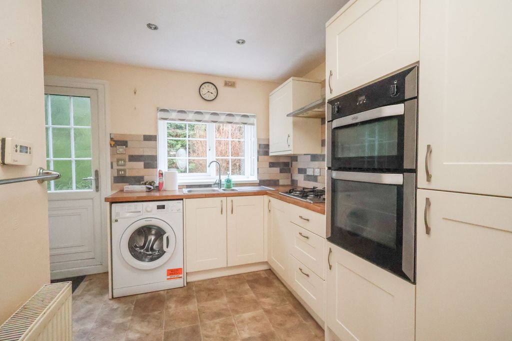 Property photo 3 of 19 Kitchen