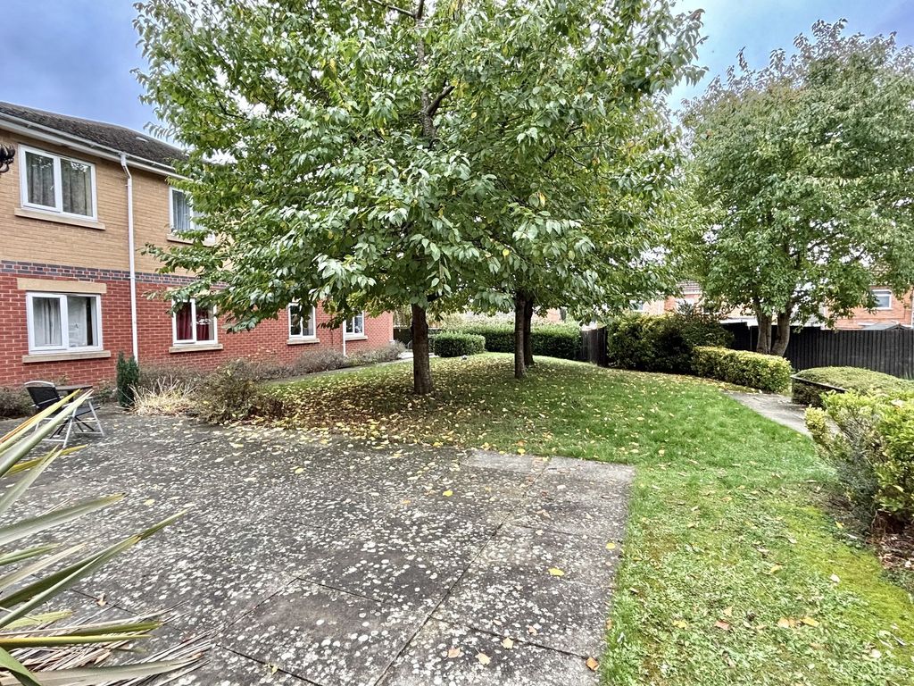 Property photo 3 of 9 Communal Garden