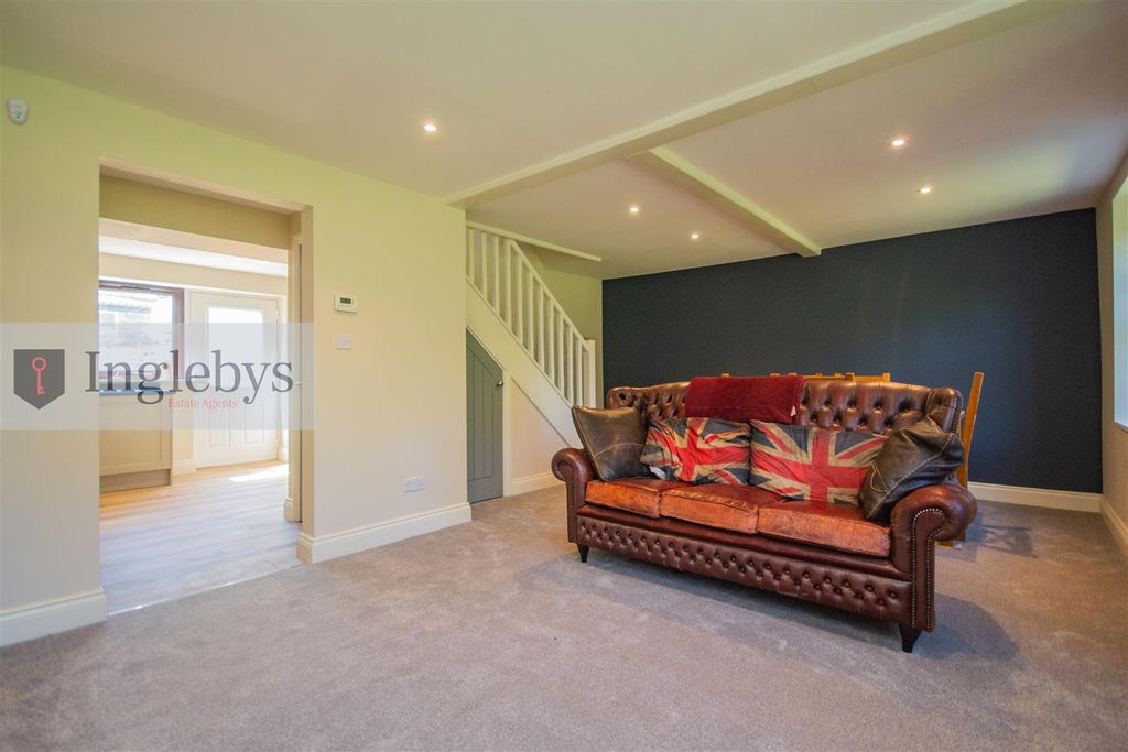 Property photo 2 of 31