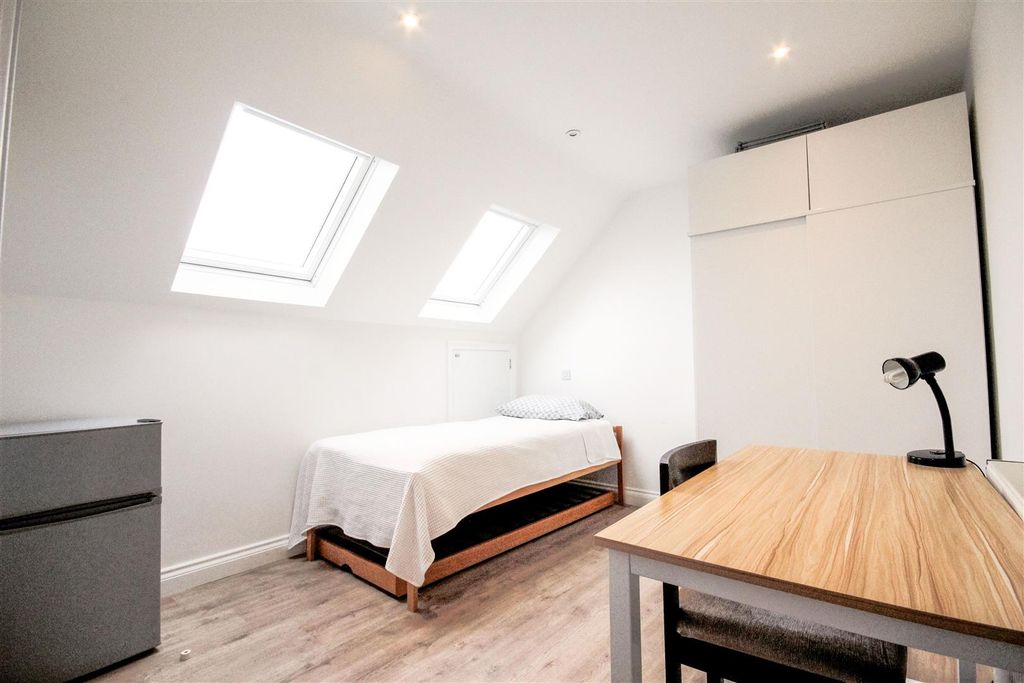 Property photo 1 of 8 Bedroom