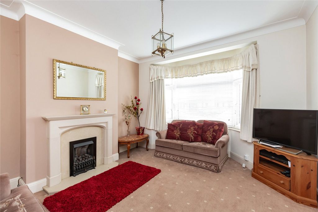 Property photo 2 of 17 Lounge