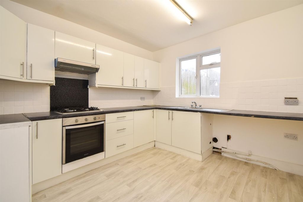 Property photo 3 of 17 Kitchen