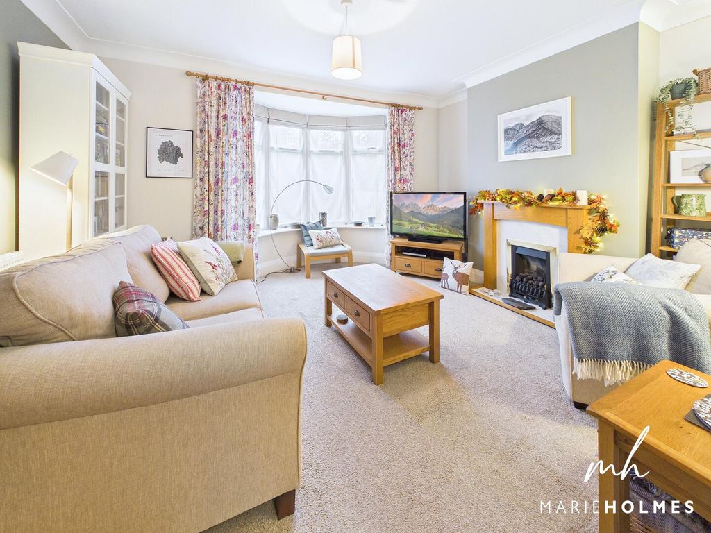 Property photo 3 of 19 Living Room