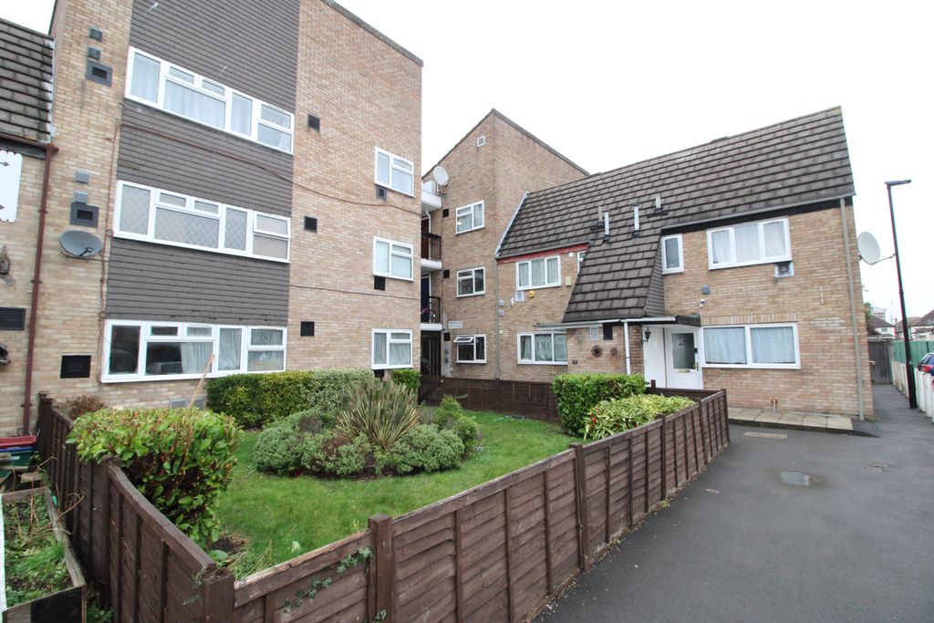 Property photo 1 of 11 Spacious One Bedroom Ground Floor Flat With Private Garden
