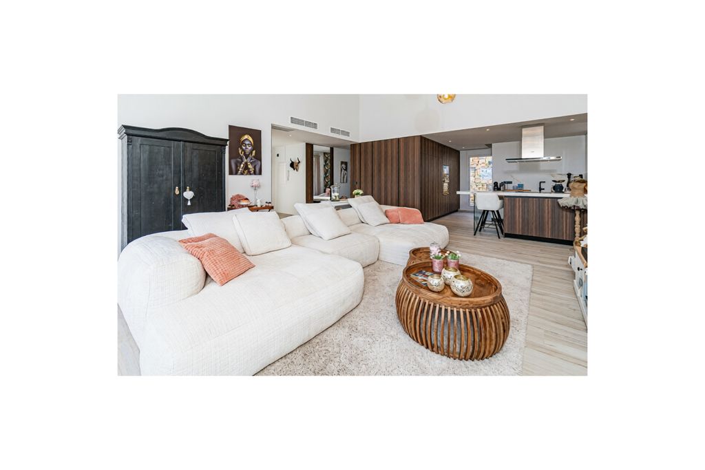 Property photo 3 of 43