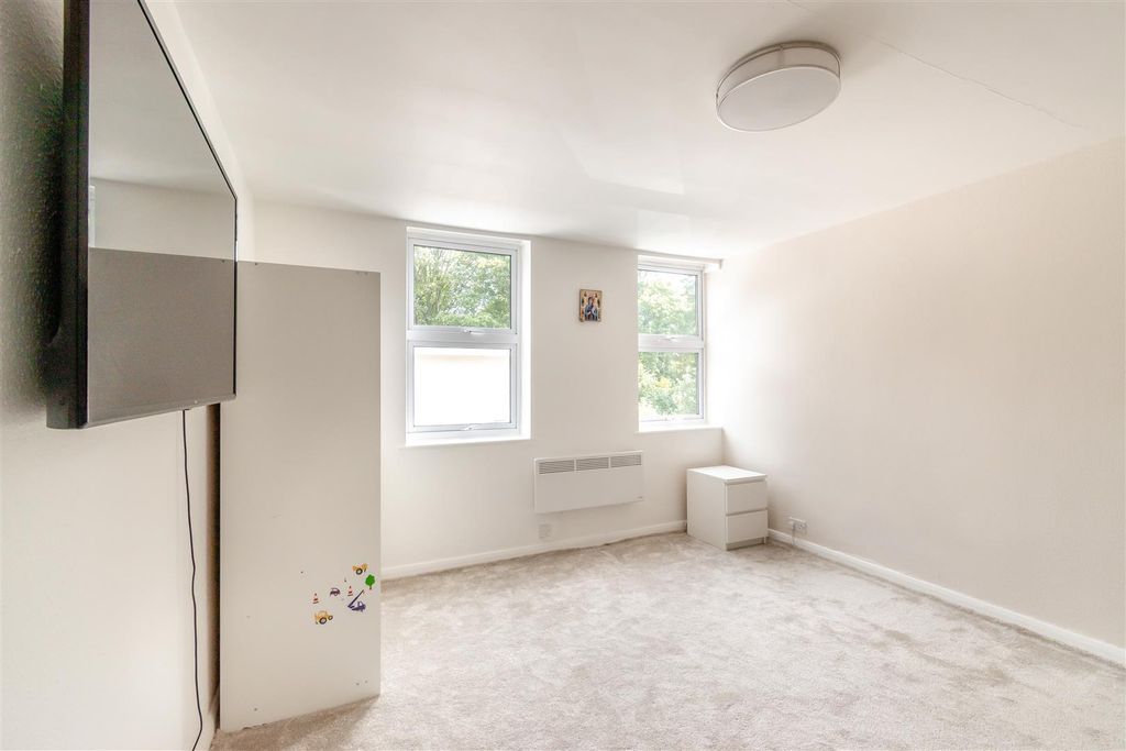 Property photo 2 of 4 8564282-Interior10