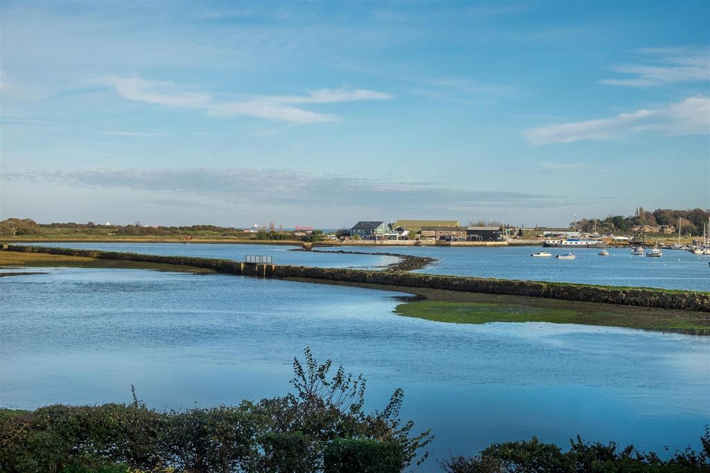 Property photo 3 of 32